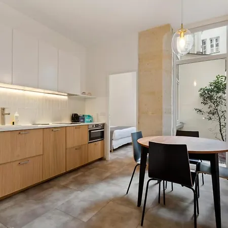 Contemporary & Comfortable 2 Bedroom In Appartamento Parigi